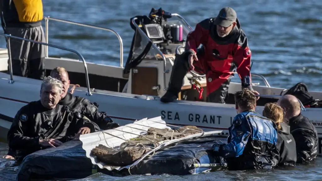 इतिहास का चौंकाने वाला रहस्य: झील में डूबी 5200 साल पुरानी नाव ने सबको कर दिया हैरान!