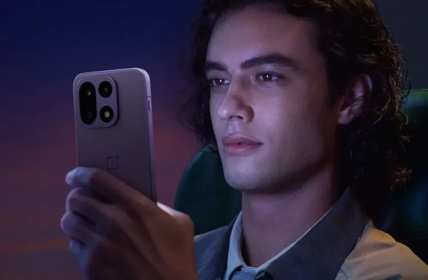 आ रहा है OnePlus 15T: 7,000mAh की बैटरी, 165Hz डिस्प्ले और Snapdragon 8 Elite Gen 5 के साथ 2026 में मचने वाला है धमाल!